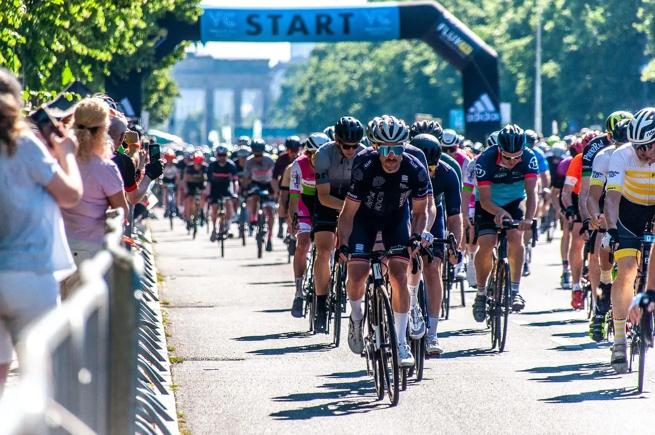 Cykelryttere ved startbanner
