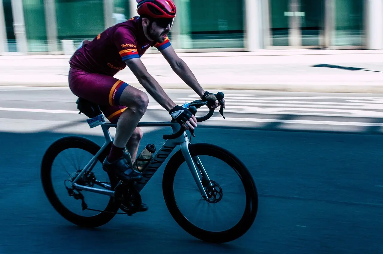 Cykelrytter på racercykel